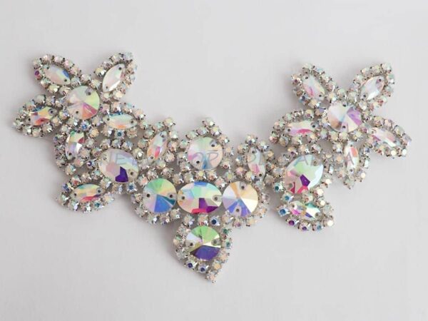 Tira de Pasamanería Plateada con Flores y Brillantes Crystal Aurora Boreal