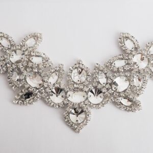 Tira de Pasamanería Plateada con Flores y Brillantes Crystal Plateados