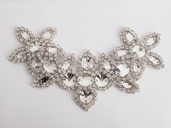 Tira de Pasamanería Plateada con Flores y Brillantes Crystal Plateados