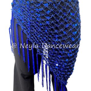 Pañuelo de red para danza del vientre en color azul eléctrico con flecos largos y lentejuelas brillantes. Diseño asimétrico anudado a la cadera para resaltar el movimiento en cada
