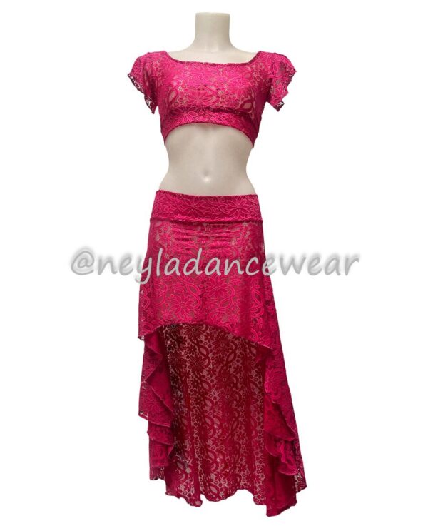 Detalle del diseño elegante del conjunto Sakina en encaje fucsia para danza oriental.