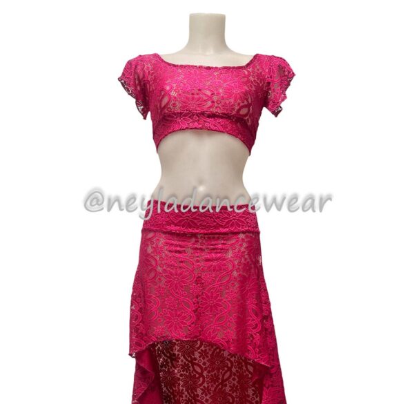 Detalle del diseño elegante del conjunto Sakina en encaje fucsia para danza oriental.