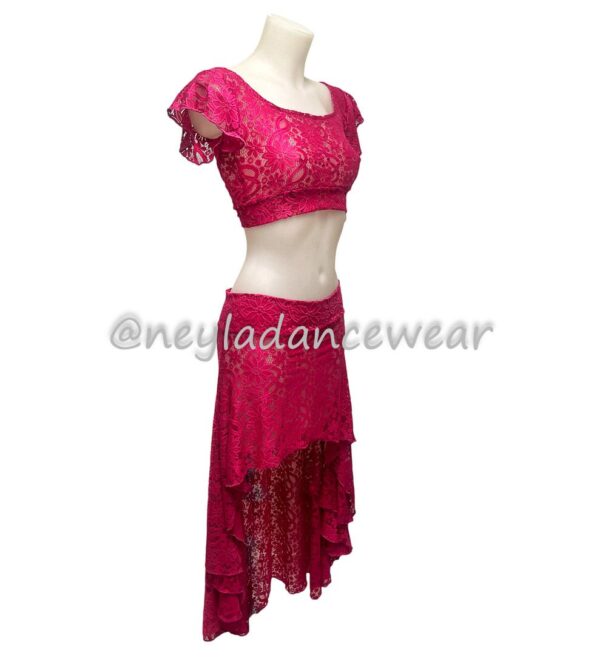 Vista lateral del conjunto Sakina con top de encaje y falda fluida en color fucsia.