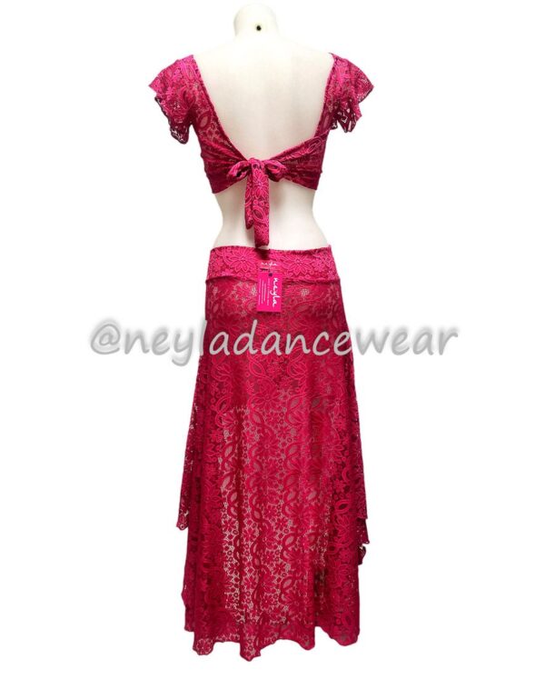 Detalle del diseño elegante del conjunto Sakina en encaje fucsia para danza oriental.