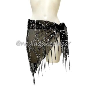 Pañuelo de tul para danza del vientre en color negro, con lentejuelas brillantes y flecos largos, diseño triangular anudado al lateral para resaltar el movimiento.