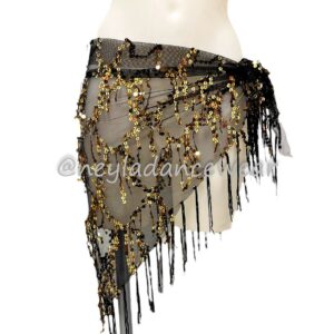 Pañuelo de tul para danza del vientre en color negro y lentejuelas doradas, con lentejuelas brillantes y flecos largos, diseño triangular anudado al lateral para resaltar el movimiento.