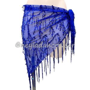 Pañuelo de tul para danza del vientre en color azul eléctrico, con lentejuelas brillantes y flecos largos, diseño triangular anudado al lateral para resaltar el movimiento.
