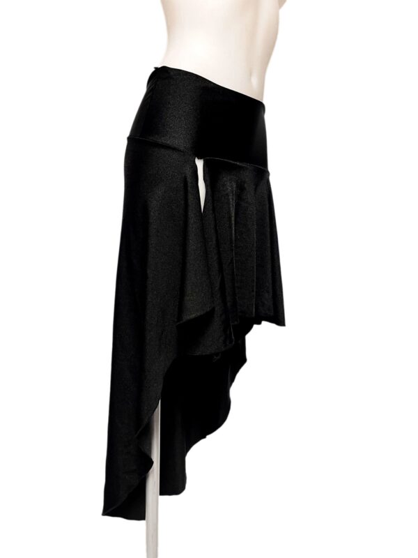 Falda de ensayo para danza del vientre negra, diseño elegante y fluido.
