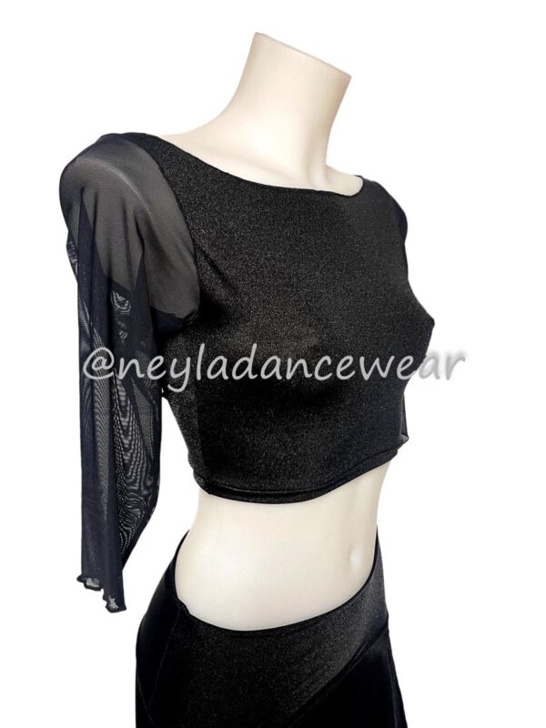 Top corto Batula de lycra negra con mangas de tul 3/4, diseño elegante y cómodo para danza del vientre