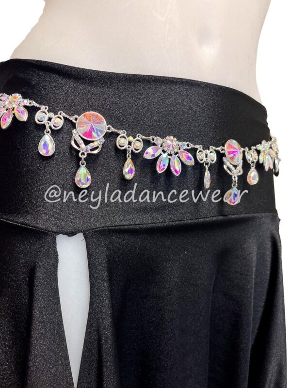 Ceinture de danse du ventre ornée de strass avec cristaux en forme de fleur et de goutte.