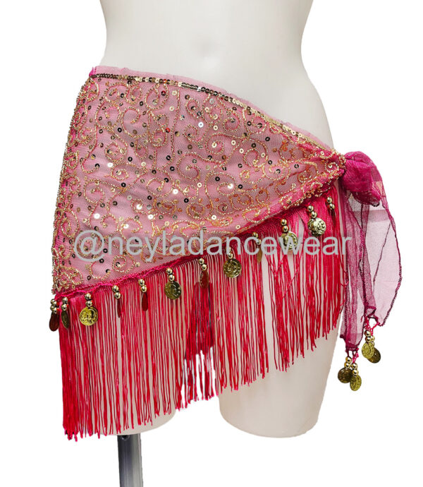 Foulard de hanches Aaliyah fuchsia avec franges dorées et pièces pour danse orientale par Neyla Dancewear.