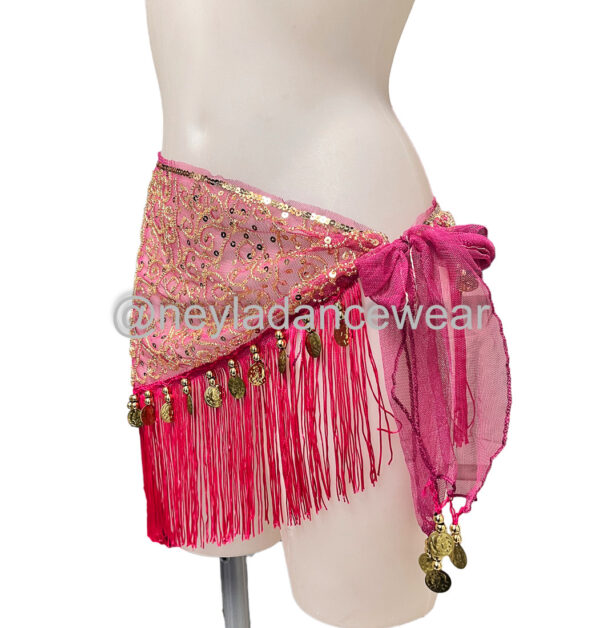 Foulard de hanches Aaliyah fuchsia avec franges dorées et pièces pour danse orientale par Neyla Dancewear.