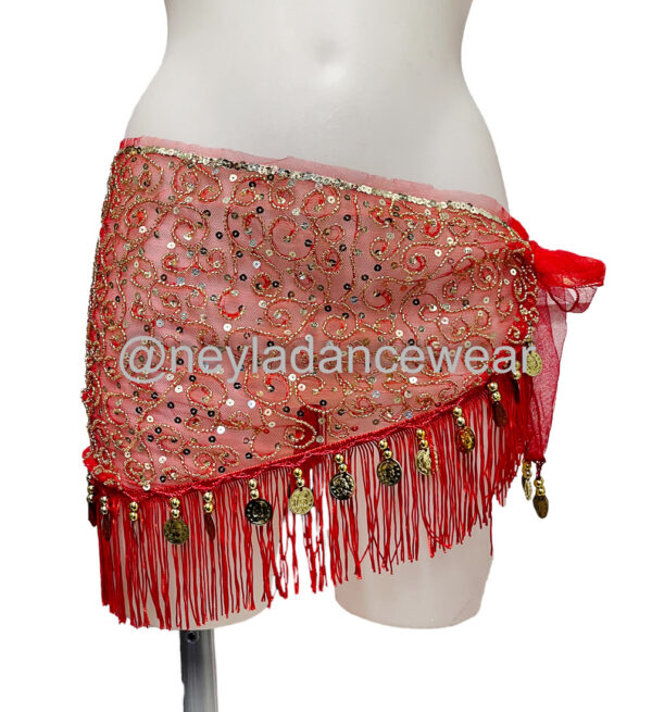 Foulard de hanches Ana rouge avec franges dorées et pièces pour danse orientale par Neyla Dancewear.