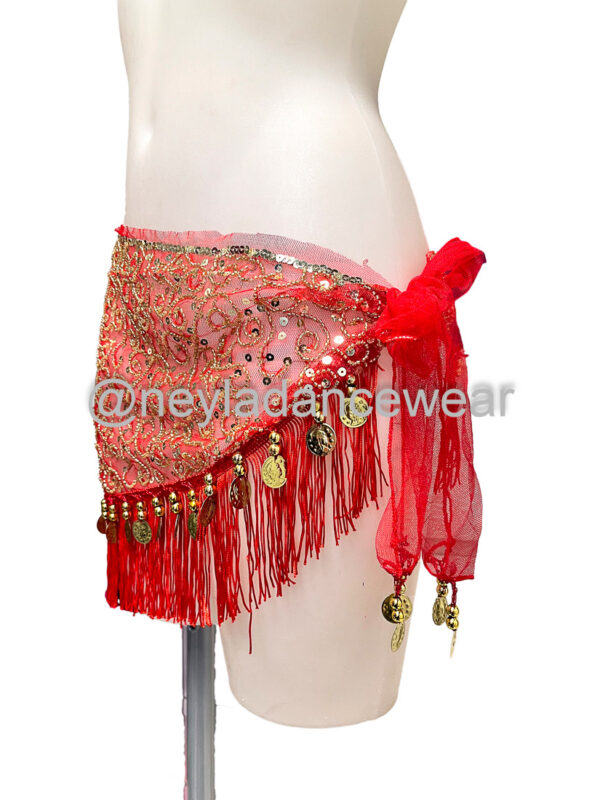 Foulard de hanches Ana rouge avec franges dorées et pièces pour danse orientale par Neyla Dancewear.
