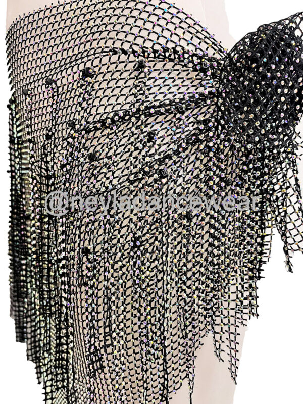 Foulard de hanches Aqila noir en maille avec strass pour danse orientale par Neyla Dancewear.